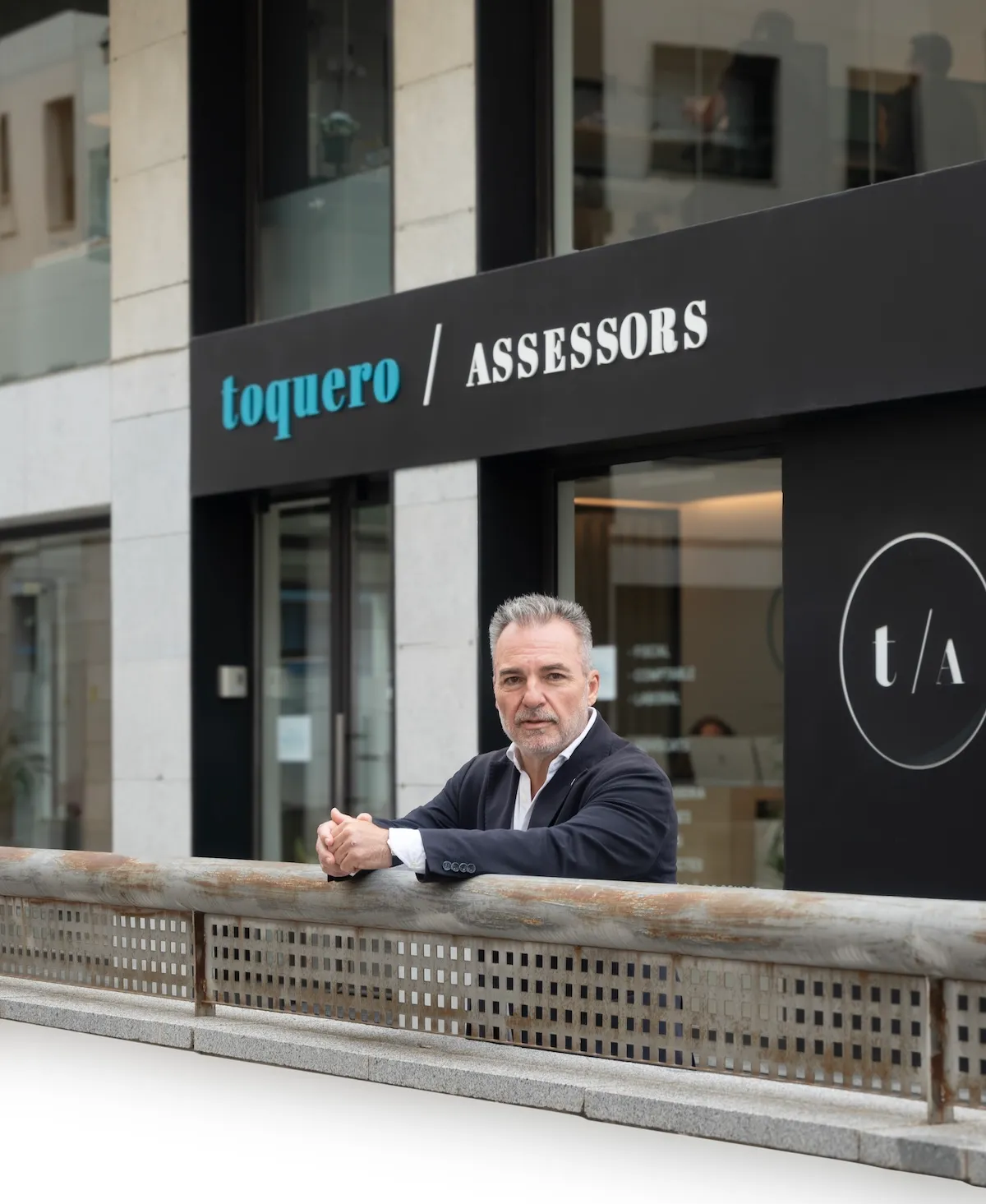 Jordi Toquero frente a las oficinas de Toquero Assessors en Cambrils